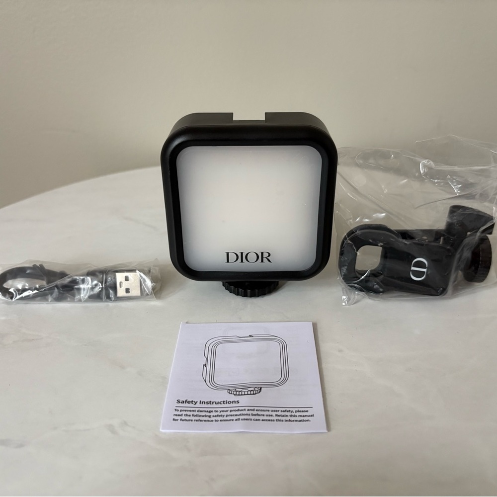 Dior Black Frame LED Clip Light with White Panel - Picture 6 of 6